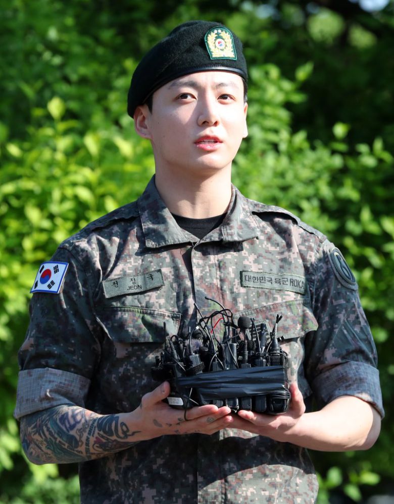 군 복무를 마친 방탄소년단 정국이 11일 오전 경기도 연천군의 한 부대 인근에서 전역인사를 하고 있다. 뉴시스