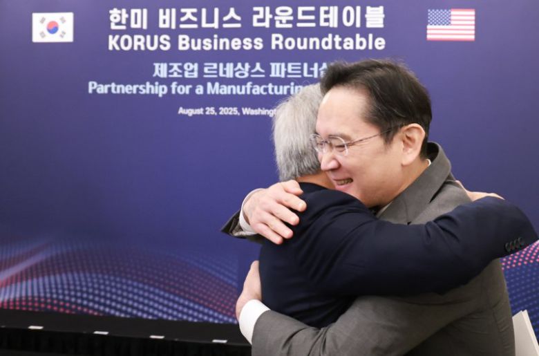 이재용 삼성전자 회장이 지난 25일(현지시간) 미국 워싱턴DC 윌라드 호텔에서 열린 한미 비즈니스 라운드 테이블 리셉션에 참석해 젠슨 황 엔비디아 최고경영자(CEO)와 포옹하고 있다. 연합뉴스