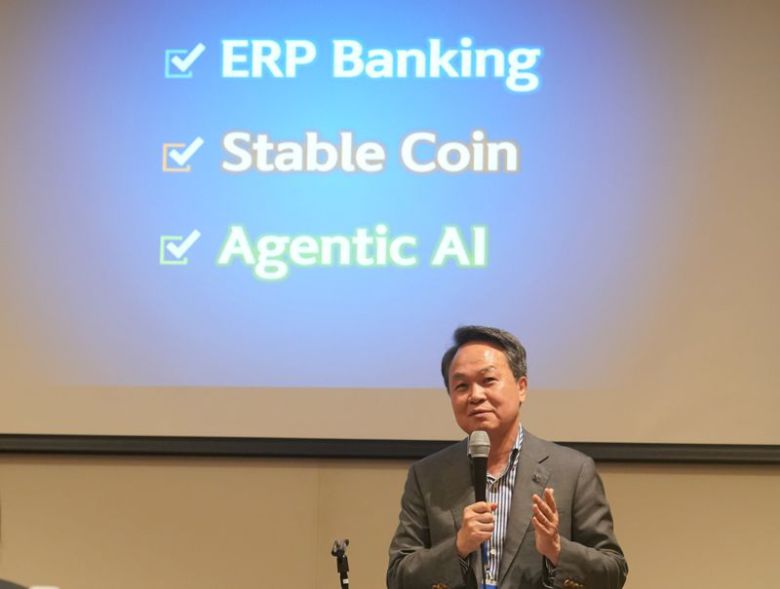 신한금융그룹(회장 진옥동)은 지난 28일부터 이틀간 제주도에서 금융 담당 애널리스트 30여 명을 초청해 '신한금융그룹 애널리스트 데이'를 개최했다고 31일 밝혔다. 첫 날 진행된 세미나에서 진옥동 신한금융그룹 회장이 발표를 하고 있다. 신한금융 제공