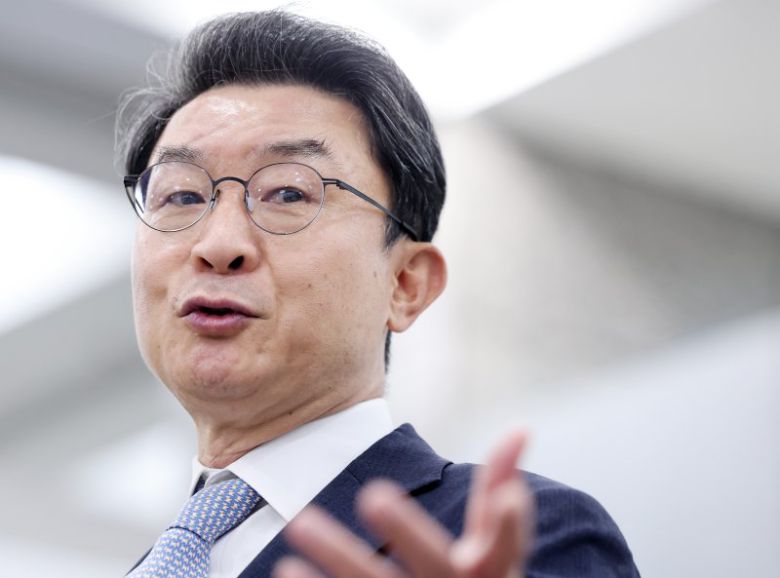 이억원 금융위원장 후보자가 지난 14일 오전 서울 중구 예금보험공사에 마련된 인사청문회 준비 사무실로 출근하며 지명 소회를 밝히고 있다. 뉴스1 제공.