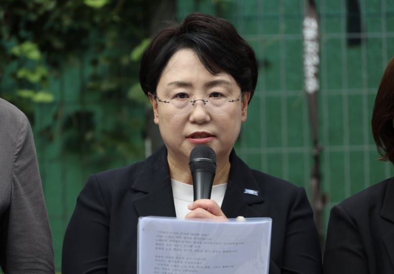 조국혁신당 김선민 당 대표 권한대행이 28일 오전 경기도 남양주시 모란공원 민주열사 묘역에서 열린 현장 최고위원회의에서 발언하고 있다. 사진=뉴시스