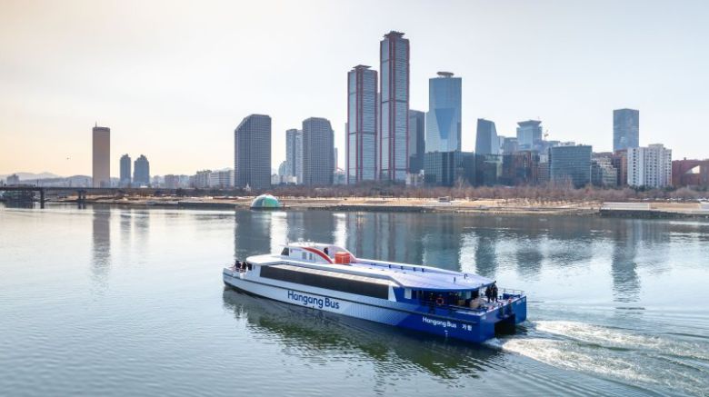 한강버스가 여의도 부근 한강에서 운항 중이다. 서울관광재단 제공