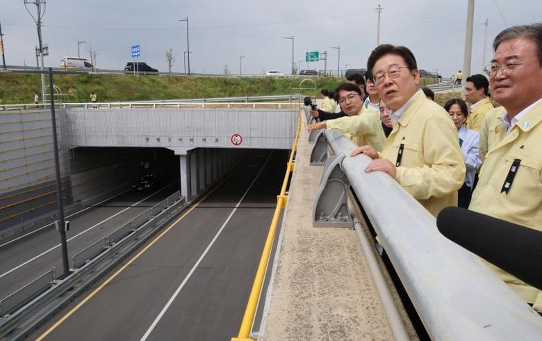 이재명 대통령이 7월 14일 충북 청주시 흥덕구 오송읍 궁평2지하차도를 방문해 안전시설 현황 점검을 하고 있다. 오송 지하차도 참사는 지난 2023년 7월15일 청주 흥덕구 오송읍 궁평2지하차도가 인근 미호강 범람으로 침수되면서 발생했다. 뉴시스.