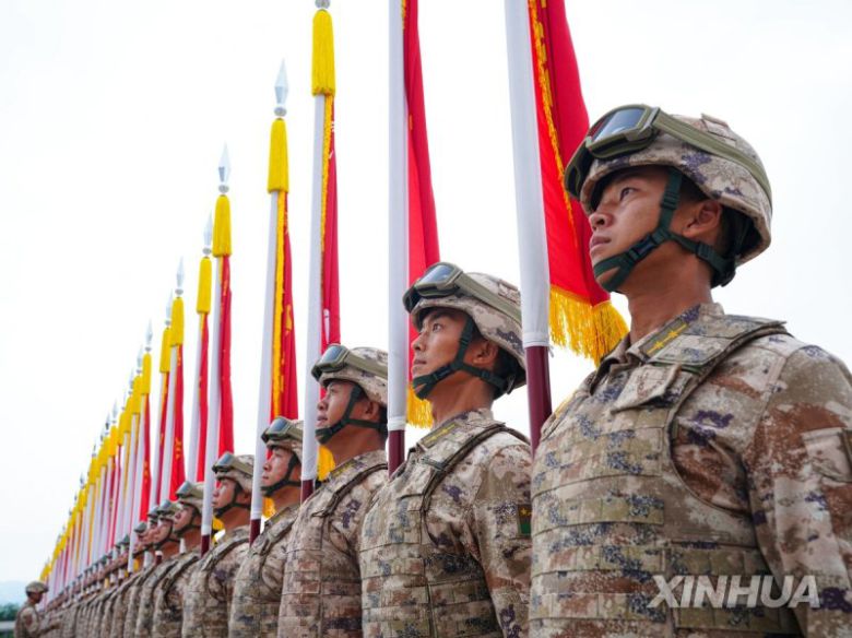 중국군 병사들이 다음달 3일 베이징에서 열릴 전승절 행사를 위해 예행 연습을 하고 있다. 연합뉴스