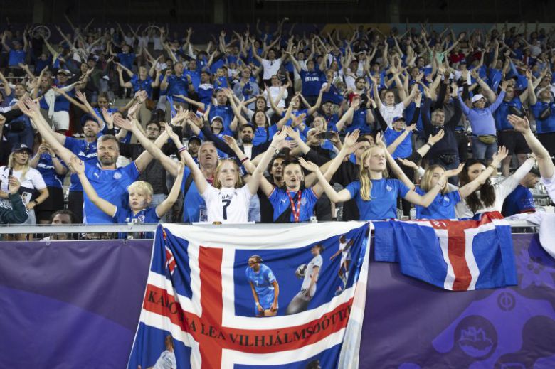 아이슬란드 국기를 든 사람들.AP뉴시스