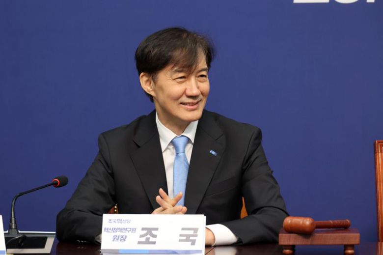 조국혁신당 조국 혁신정책연구원장이 1일 서울 여의도 국회에서 열린 최고위원회의에서 미소 짓고 있다. 사진=서동일 기자