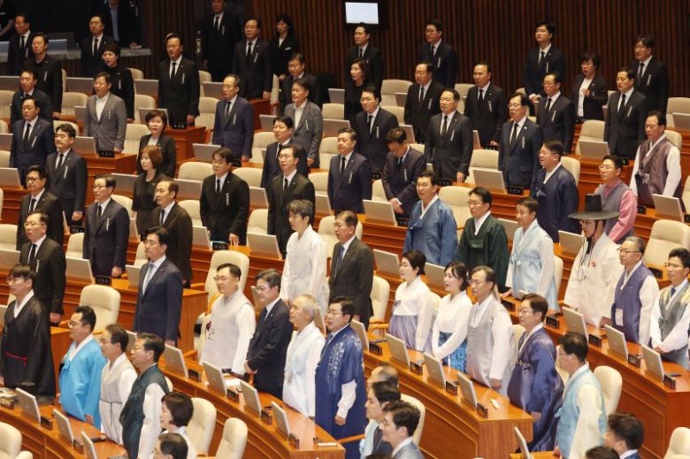 한복vs상복이재명 정부 출범 후 첫 정기국회가 1일 시작됐다. 특검법, 정부조직법 개정안 등을 놓고 여야가 극한 대치를 이어가고 있는 가운데 열린 이날 개회식에서 더불어민주당과 국민의힘은 드레스코드를 놓고도 기싸움을 벌였다. 한복을 입은 민주당 의원과 상복을 입은 국민의힘 의원들이 애국가를 부르고 있다. 연합뉴스