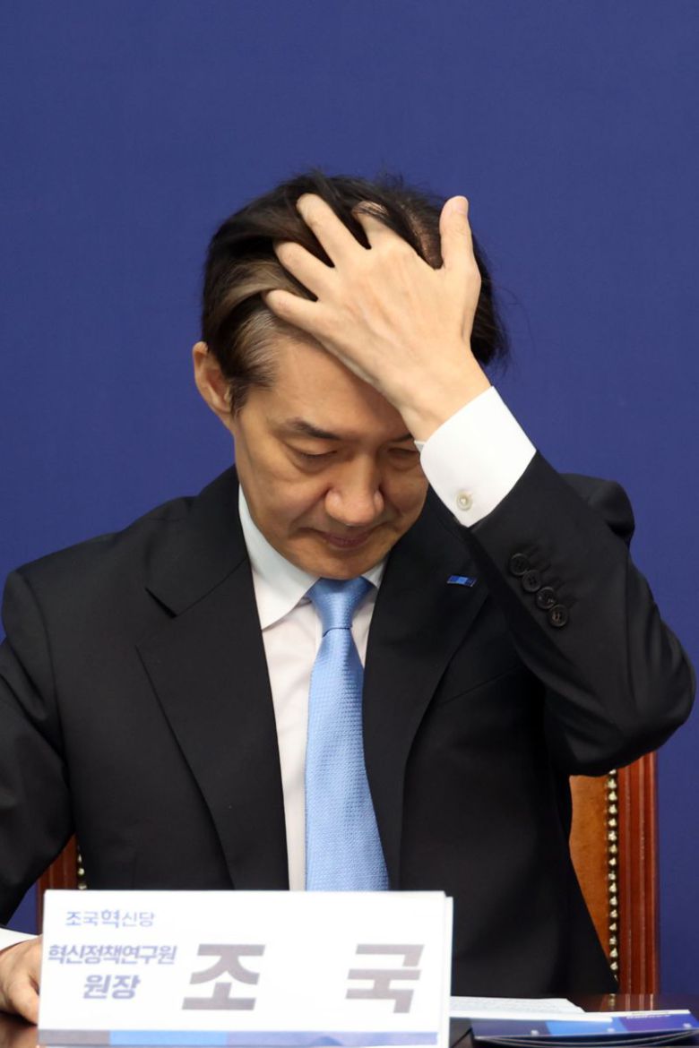 조국혁신당 조국 혁신정책연구원장이 1일 서울 여의도 국회에서 열린 최고위원회의에서 김선민 당대표 권한대행의 발언을 듣고 있다. 사진=서동일 기자