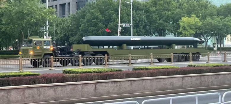 오는 9월 3일 중국 '전승절' 열병식에 등장할 초대형 무인잠수정(XLUUV) AJX002의 모습이 공개됐다. 지난달 16일 밤 천안문 일대에서 실시된 2차 예행연습을 위해 이동하는 장면이 노출됐다. AJX002는 핵탑재가 가능한, 전략무기로 관측되며 ?국의 협상력을 높일 수 있는 강력할 무기체계가 될 전망이다. 연합뉴스