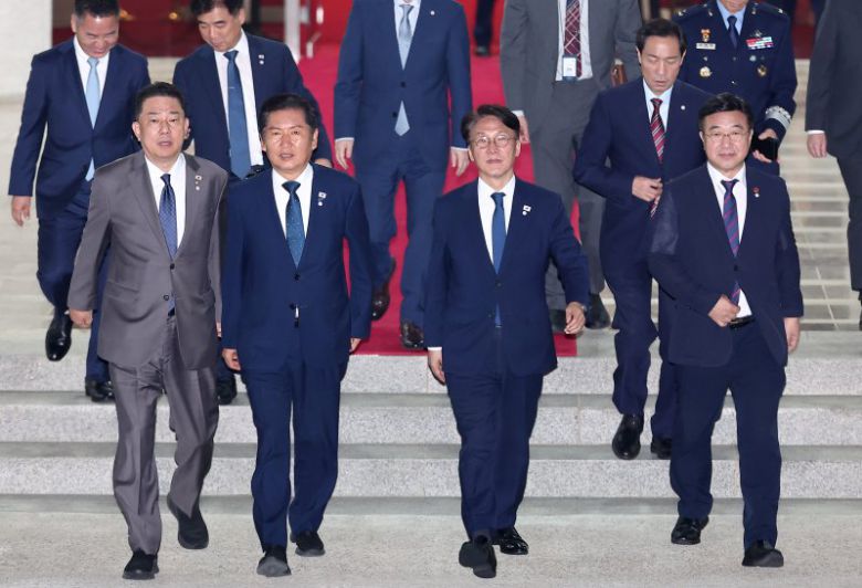 김병기 더불어민주당 원내대표(왼쪽부터), 정청래 더불어민주당 대표, 김민석 국무총리, 윤호중 행정안전부 장관 등 관계자들이 지난달 28일 새벽 경기도 성남 서울공항에서 '3박 6일' 일본·미국 순방 일정을 마치고 귀국하는 이재명 대통령과 김혜경 여사를 마중하기 위해 발걸음을 옮기고 있다. 뉴스1