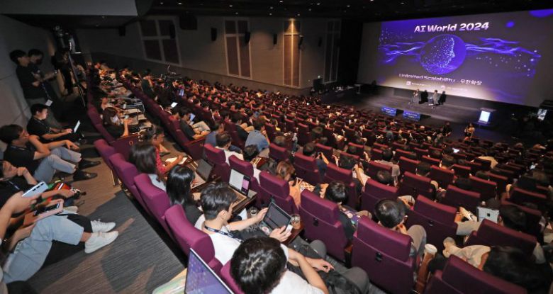 파이낸셜뉴스와 과학기술정보통신부가 공동 주최하는 국내 유일의 AI 행사인 'AI World 2025'가 오는 25일 서울 송파구 롯데월드타워 롯데시네마에서 열린다. 올해 행사에선 제리 카플란 스탠퍼드대학교 교수가 'AI 중간자로서 한국의 역할과 기회'라는 주제로 화두를 던지며, 국가 대표 AI 5개사가 오전과 오후 세션에서 AI 확산 전략 등에 대해 공유할 예정이다. 지난해 9월 5일 열린 'AI World 2024'에서 청중들이 연사들의 대담을 경청하고 있다. 사진=박범준 기자                                      제리 카플란 교수