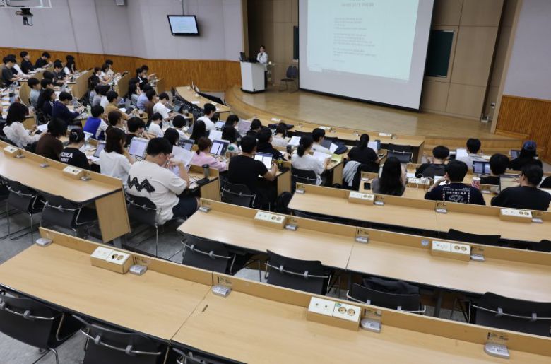 1일 오전 부산대 의과대학 강의실에서 의대생들이 수업을 들고 있다. 의정갈등이 마무리됨에 따라 의대생들은 개강을 맞은 이날 첫 대면 수업에 참여했다. 연합뉴스