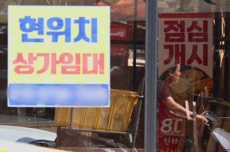 지난 5월 22일 오후 서울 시내 한 음식점에 임대 현수막이 걸려있다. 올해 1분기 국내 경기 위축과 고금리 여파로 외식업과 숙박업을 중심으로 한 소상공인 매출이 1년 새 두 자릿수 하락한 것으로 나타났다. 그 사이 폐업한 개인사업자만 약 50만 곳에 이른다. 뉴시스