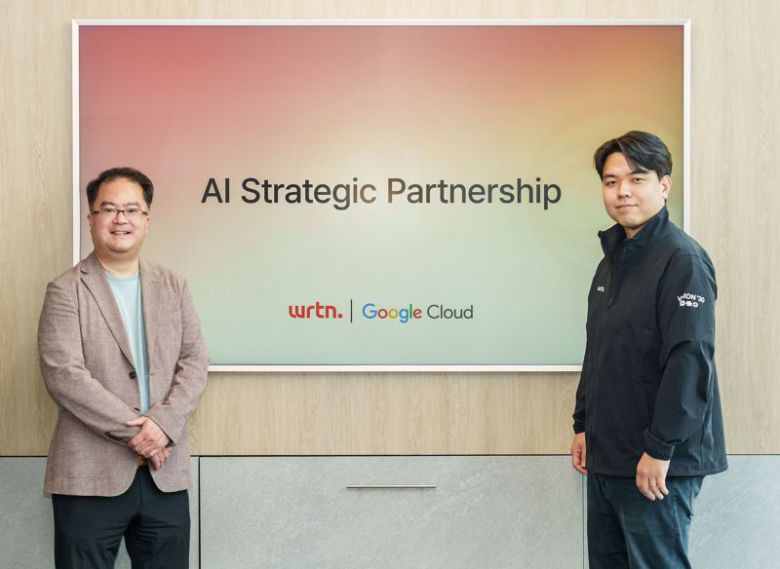 지난 8월 29일 서울 서초동 뤼튼테크놀로지스 사무실에서 지기성 구글 클라우드 코리아 사장(왼쪽)과 이세영 뤼튼 테크놀로지스 대표가 파트너십을 맺고 기념촬영을 하고 있다. 구글 클라우드 제공