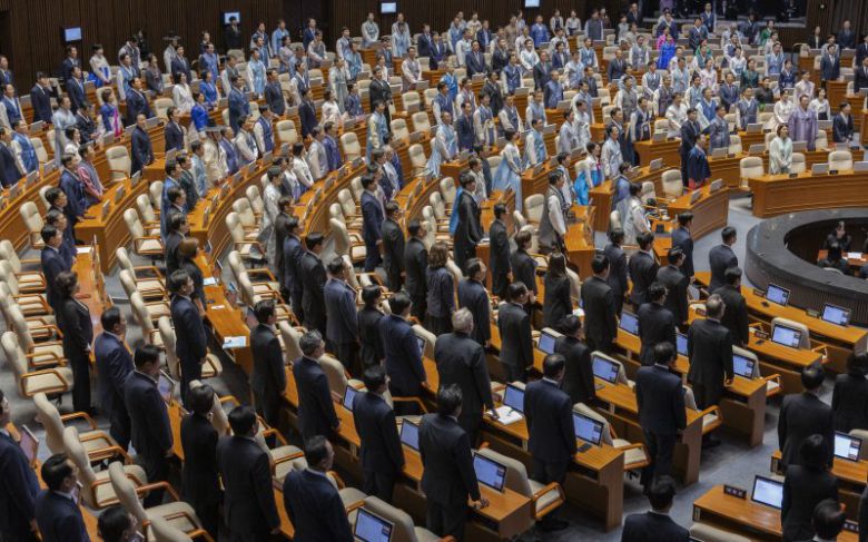 1일 국회에서 열린 제429회 국회 정기회 개회식에서 형형 색색 한복과 검은 상복을 입은 여야 의원들이 애국가를 부르고 있다. 연합뉴스                                    제429회 정기국회 개회식에 한복을 입고 참석한 국회의원들이 1일 서울 여의도 국회 본회의장에서 본회의 산회 후 퇴장하고 있다. 연합뉴스