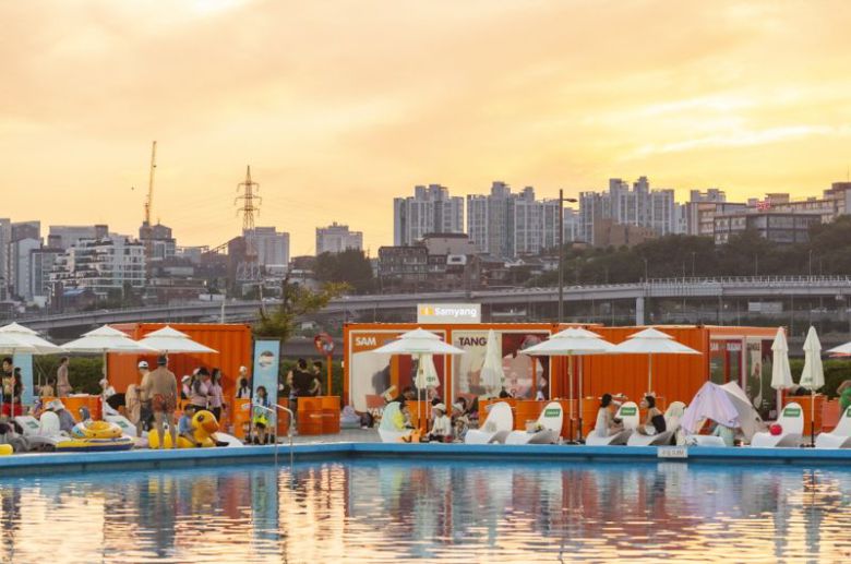 삼양식품 팝업존이 설치된 뚝섬한강공원 야외수영장 전경. 삼양식품 제공