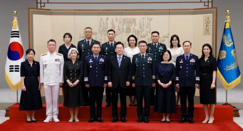 대장 진급·보직 신고식이재명 대통령이 2일 서울 용산 대통령실 청사에서 열린 대장 진급·보직 신고 및 삼정검 수치 수여식에 참석, 진영승 합동참모의장 후보자(앞줄 왼쪽 네번째) 등 대장 진급 장성 및 가족과 기념촬영을 하고 있다. 연합뉴스