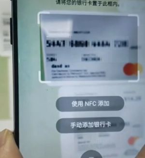 스미싱을 통해 빼돌린 카드 결제 정보를 휴대폰에 인식시키고 있다. 서울경찰청 제공