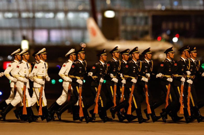 2일 베이징에 중국 전승절 행사 참석을 위해 각국 정상들이 속속 도착하고 있는 가운데 콩고 공화국의 대통령 드니 사수 응게소가 베이징 수도 국제공항에 도착하자 의장대원들이 사열을 위해 달려가고 있다. AFP연합뉴스
