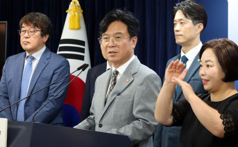 김영훈 고용노동부 장관이 2일 오후 서울 종로구 정부서울청사에서 범부처 '임금체불 근절 대책' 발표 브리핑을 하고 있다. 뉴시스