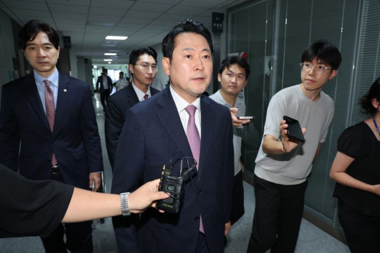 장동혁 국민의힘 대표가 2일 오후 압수수색 중인 서울 여의도 국회 추경호 의원실을 방문한 후 의원실을 나서고 있다. 뉴스1