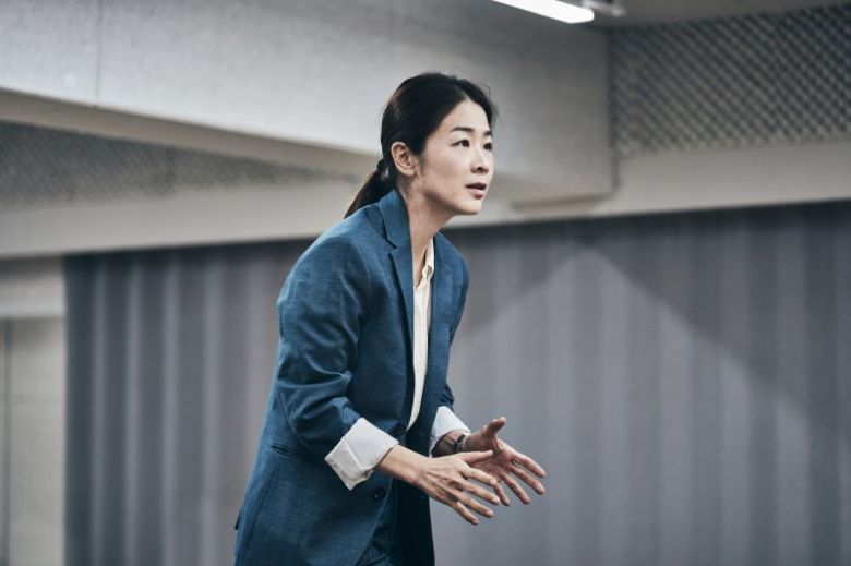 배우 이자람(맨위 사진부터), 김신록, 차지연이 연극 프리마 파시를 연습하고 있다. 쇼노트 제공                                    연극 '퉁소소리' 공연모습 연합뉴스