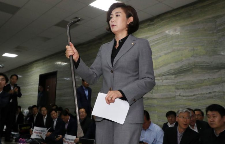 2019년 4월 26일 나경원 자유한국당 원내대표가 서울 여의도 국회 의안과 앞에서 열린 의원총회에서 공수처법·검경수사권조정법안의 접수를 강행하기 위해 동원된 쇠지렛대를 들어 보이고 있다. 이날 의총 사회를 본 김정재 의원은 "나경원 대표가 들고 나온 이 쇠 지렛대(빠루)는 어제 7층 의안과 앞에서 민주당인지 경호과인지 정확하지는 않지만 그들이 사용한 것을 저희가 뺏은 겁니다"라고 설명했다. /사진=뉴스1