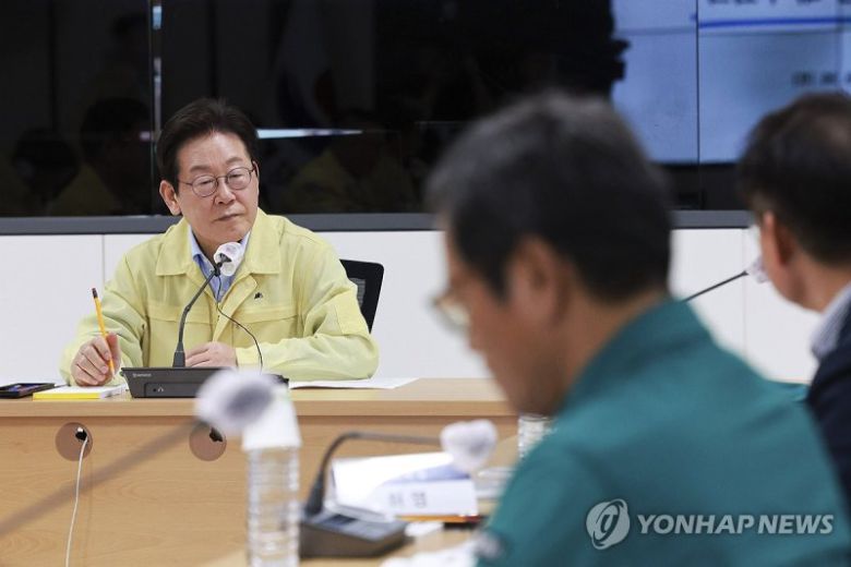 이재명 대통령이 지난달 30일 강원 강릉시청 재난안전상황실에서 가뭄 대책 회의를 주재하고 있다. /사진=연합뉴스