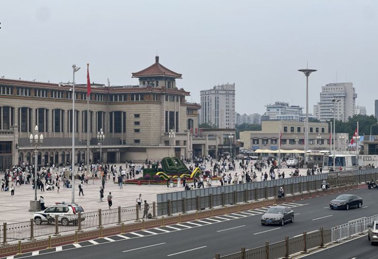 가림막 설치된 베이징역 김정은 북한 국무위원장이 3일 중국 '항일전쟁 및 세계 반파시스트 전쟁 승전(전승절) 80주년 열병식' 참석을 위해 2일 베이징에 도착했다. 이날 김 위원장이 도착한 베이징역 앞 펜스에 경호용 가림막이 설치돼 있다. 뉴스1