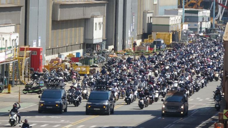 HD현대중공업 노동조합(금속노조 현대중공업지부)이 3일 오후 1시부터 하루 4시간 부분파업에 들어갔다. 파업이 시작되자 조합원 수백 명이 오토바이를 타고 현대중공업 밖으로 진출하고 있다. 현대중공업 노조원들이 오토바이를 타고 시가지를 행진한 것은 지난 2019년 물적분할 반대 파업 이후 6년만이다. 현대중공업 노동조합 제공