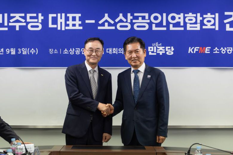 송치영 소상공인연합회장(왼쪽)과 정청래 더불어민주당 대표가 3일 서울 여의도 소상공인연합회 회의실에서 기념촬영을 하고 있다. 소상공인연합회 제공