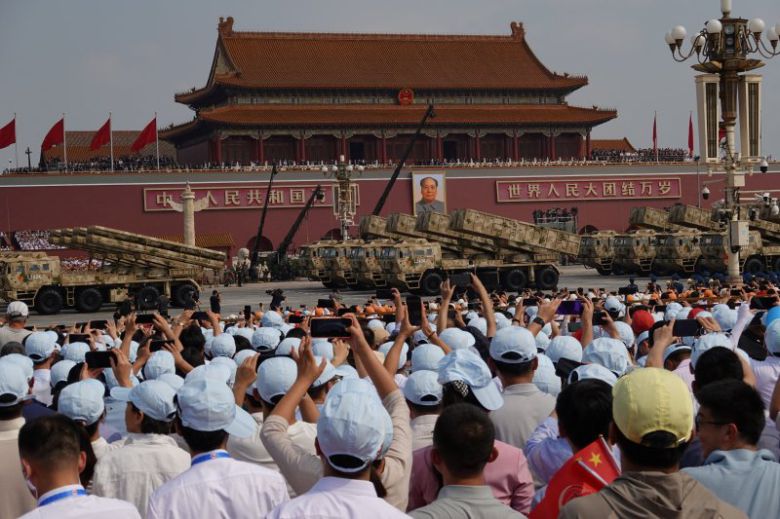 3일 중국 베이징 톈안먼 광장 열병식에서 관중들이 중국군의 신형 방공 미사일 차량들의 행진을 지켜보고 있다.로이터연합뉴스