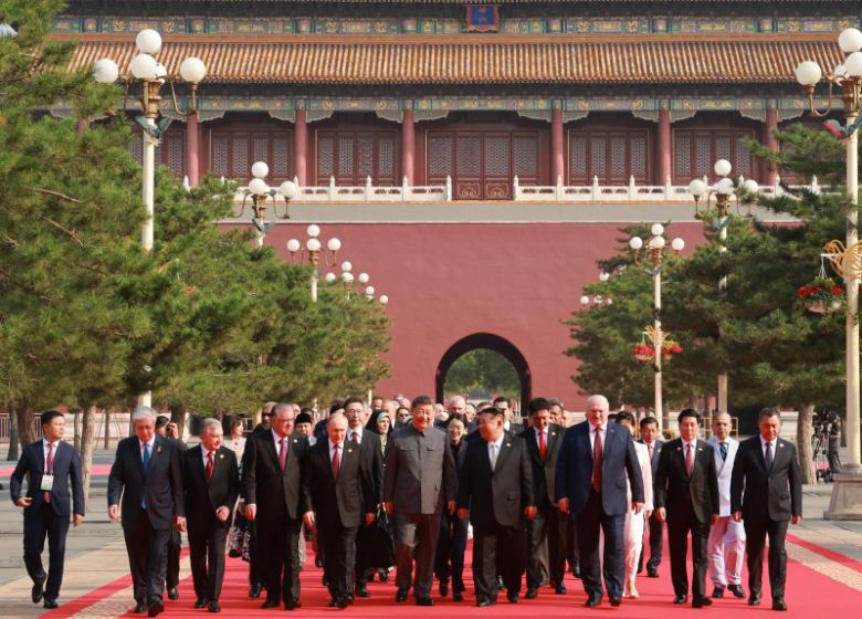 회색 인민복을 입은 중국 시진핑 국가주석(가운데)이 3일 중국 베이징 톈안먼 앞에서 외국 정상들과 함께 이동하고 있다.신화연합뉴스