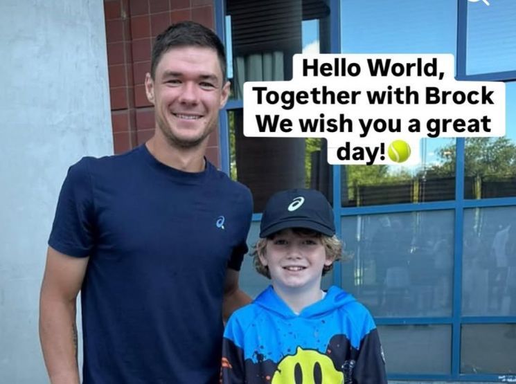 폴란드 테니스 스타 카밀 마이흐르작이 모자를 뺏긴 소년을 만나 다시 모자를 선물했다. 출처=인스타그램