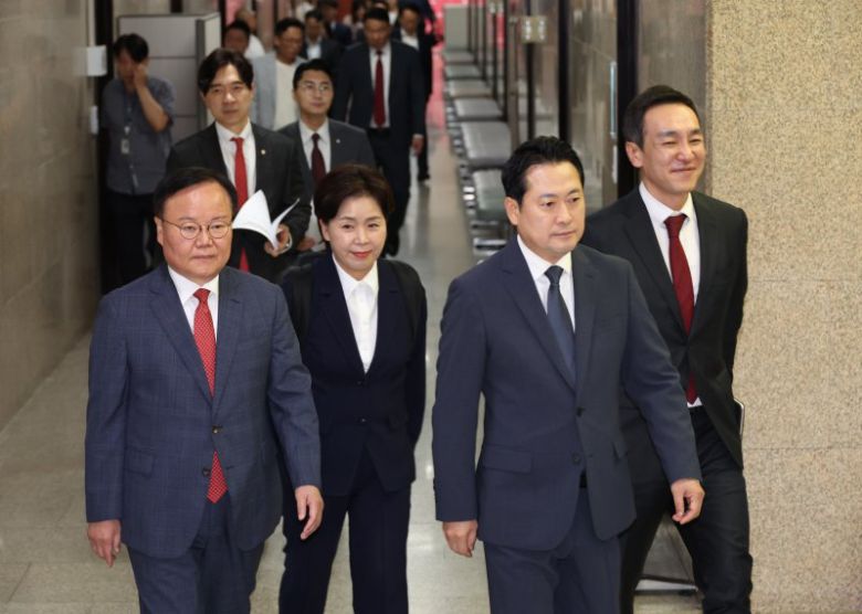 장동혁 국민의힘 대표가 3일 오전 서울 여의도 국회에서 긴급 최고위원회의에 참석하고 있다. 왼쪽부터 김재원 최고위원, 양향자 최고위원, 장 대표, 김민수 최고위원. 뉴시스