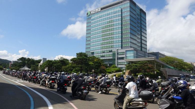 3일 HD현대중공업 노동조합의 부분파업이 시작되자 경적 시위를 위해 오토바이를 탄 수백 명의 조합원들이 현대중공업 본사 정문을 나서고 있다. 현대중공업 노동조합 제공