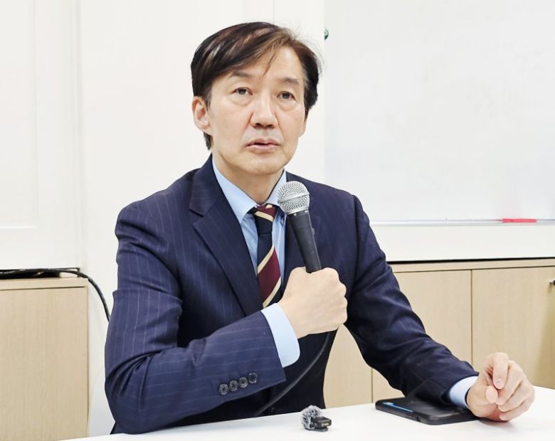 (대구=뉴스1) 남승렬 기자 = 조국 조국혁신당 혁신정책연구원장이 3일 오후 대구 수성구 사회적 협동조합 '지식과 세상'에서 기자들과 만나 질의답변을 하고 있다. 2025.9.3/뉴스1 /사진=뉴스1화상