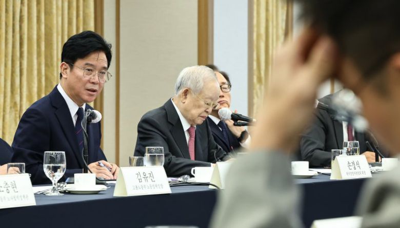 김영훈 고용노동부 장관이 3일 서울 중구 프레스센터에서 열린 주요 기업 CHO 간담회에서 인사말을 하고 있다. 뉴스1