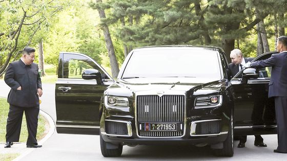김정은 북한 국무위원장(왼쪽)과 블라디미르 푸틴 러시아 대통령이 러시아의 고급 승용차 아우루스를 함께 살펴보고 있다. '7 27 1953'이라는 번호판 숫자가 눈길을 끈다. 1953년 7월 27일은 한국전쟁 정전협정일이다.AP연합뉴스