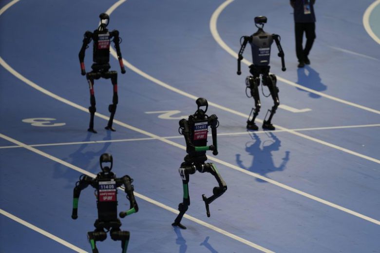 중국 베이징에서 지난달 17일 열린 '월드 휴머노이드 로봇 게임'에서 400m 계주 결승전 경기가 열리고 있다. AP 뉴시스