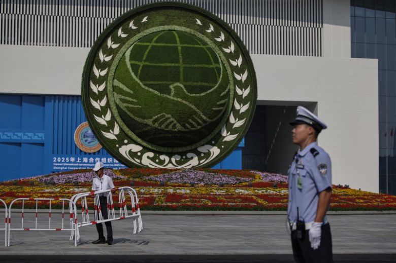 1일 중국 톈진에서 열린 상하이협력기구(SCO) 정상회의 시작 전, 톈진 메이젠 컨벤션 센터 밖에 보안요원이 경비를 서고 있다. EPA연합뉴스