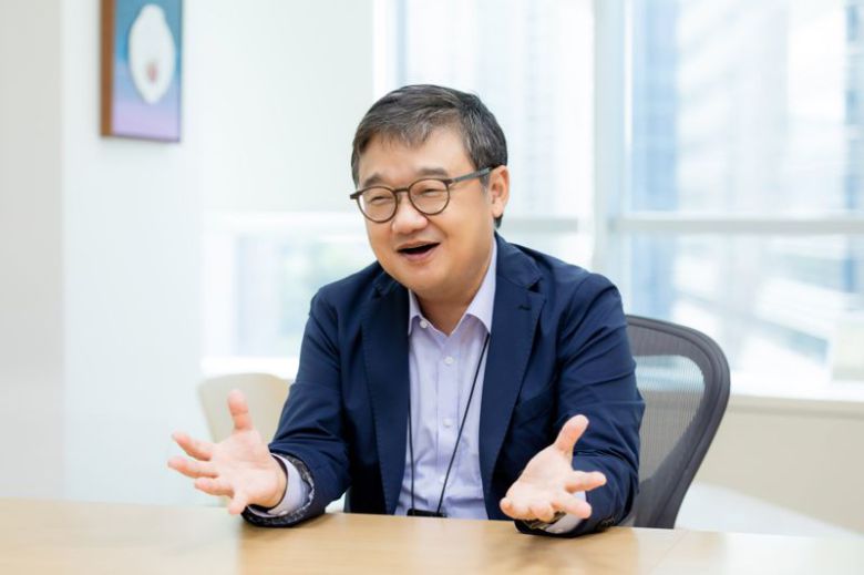 황인준 LY(라인야후)주식회사 최고글로벌투자책임자(CGIO)가 3일 경기도 그레이츠 판교 라인야후 사무실에서 글로벌 AI 투자 시장 변화와 한국 AI산업의 경쟁력 강화 방안에 대해 말하고 있다.                                    황인준 LY(라인야후)주식회사 최고글로벌투자책임자(CGIO)가 3일 경기도 그레이츠 판교 라인야후 사무실에서 글로벌 AI 투자 시장 변화와 한국 AI산업의 경쟁력 강화 방안에 대해 말하고 있다.