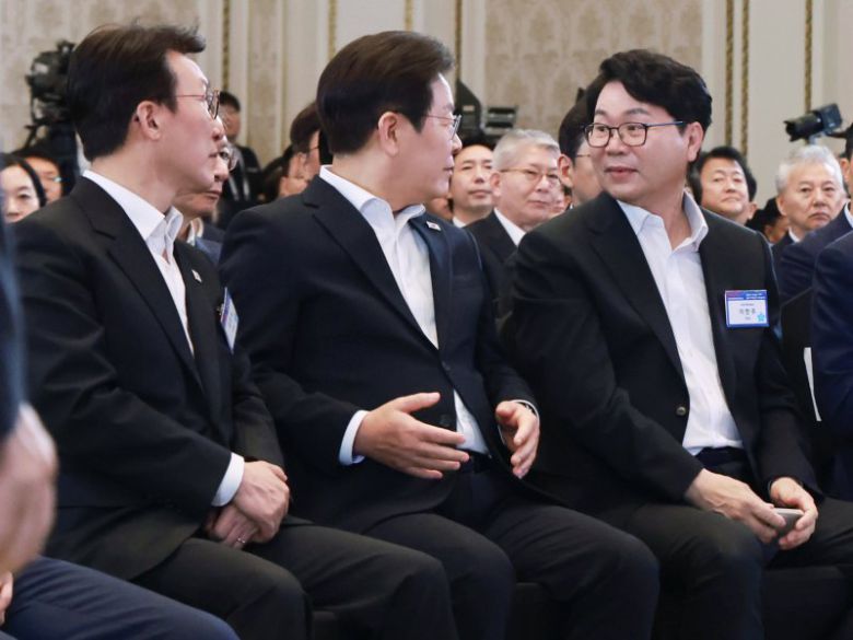 이재명 대통령이 지난달 13일 청와대 영빈관에서 열린 국정기획위원회 국민보고대회에서 이한주 국정기획위원회 위원장과 대화하고 있다. /사진=뉴시스