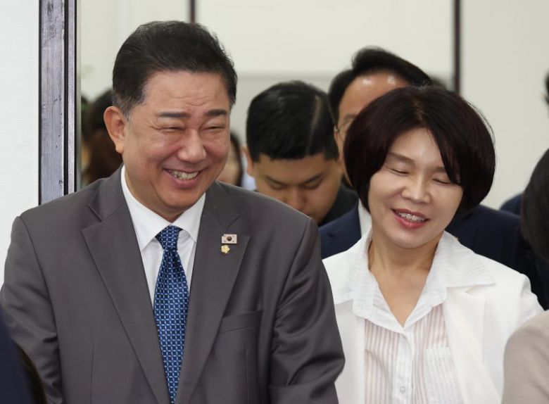 더불어민주당 김병기 원내대표와 한정애 정책위의장이 4일 국회에서 열린 정책조정회의에 참석하고 있다. 연합뉴스