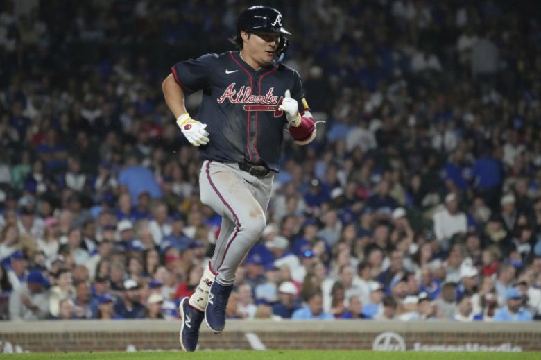 애틀랜타 브레이브스의 김하성이 2일(현지 시간) 미 일리노이주 시카고의 리글리 필드에서 열린 2025 메이저리그 시카고 컵스와 경기 7회 초 우전안타를 친 후 1루로 달리고 있다.뉴시스