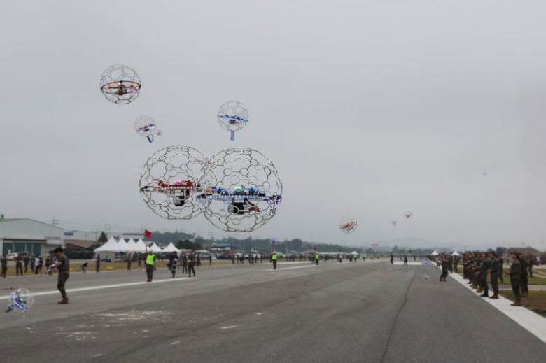 지난 2023년 6월 2일 경기도 양주시 광적면 가납리비행장에서 열린 2023 아미 타이거(Army TIGER) 드론봇 페스티벌 개막식에서 드론 900여대가 동시 이륙하고 있다. 연합뉴스