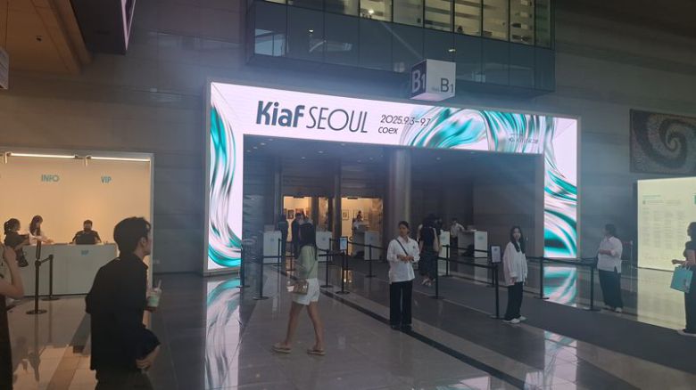 지난 3일 서울 강남구 코엑스에서 개막한 키아프 서울과 프리즈 서울의 공동 개막식에 사람들이 입장하고 있다. 사진=유선준 기자