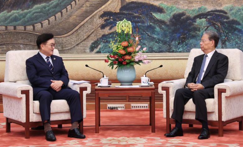우원식 국회의장이 4일(현지시간) 중국 베이징 인민대회당에서 자오 러지 전국인민대표대회 상무위원장과 면담하고 있다. 사진=국회의장실