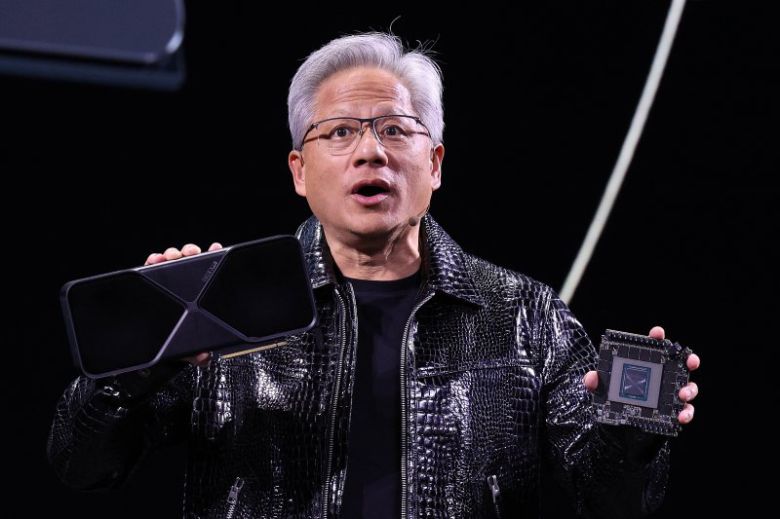 젠슨 황 엔비디아 최고경영자(CEO)가 세계 최대 IT·가전 전시회 'CES 2025' 개막을 하루 앞둔 지난 1월 6일(현지시간) 미국 네바다주 라스베이거스 만달레이베이 컨벤션센터에서 가진 기조연설에서 '지포스 RTX 50' 시리즈 그래픽카드를 공개하고 있다. 뉴스1