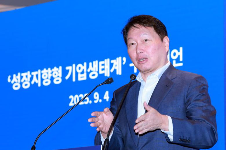 최태원 대한상공회의소 회장이 4일 서울 중구 롯데호텔 사파이어볼룸에서 대한상의·한국경제인협회·한국중견기업연합회가 연 기업성장포럼 출범식에 참석해 기조연설하고 있다. 연합뉴스